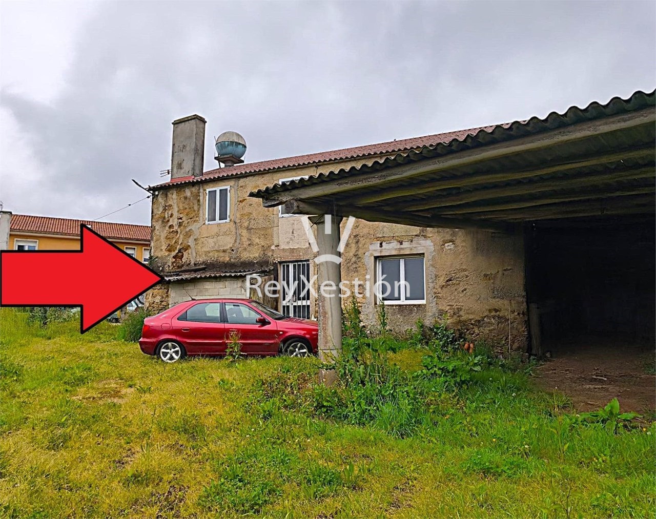 Foto 1 Casa Tradicional Galega (lareira, hórreo e parcela) en Trazo - a 20 km de Santiago