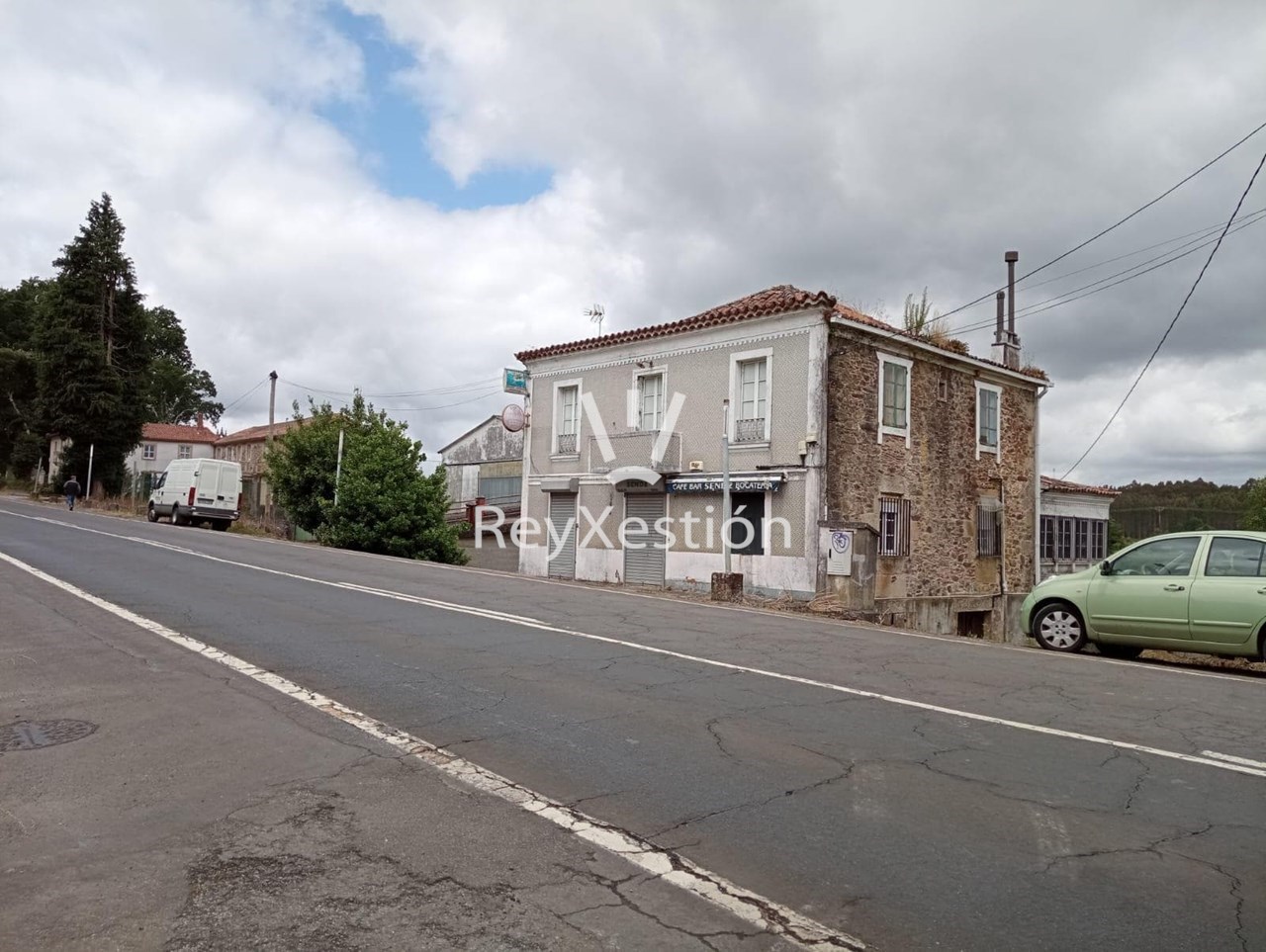 Foto 2 CASA UNIFAMILIAR DE PIEDRA PARA REHABILITAR - CON TERRENO Y DOS NAVES EN LAVACOLLA
