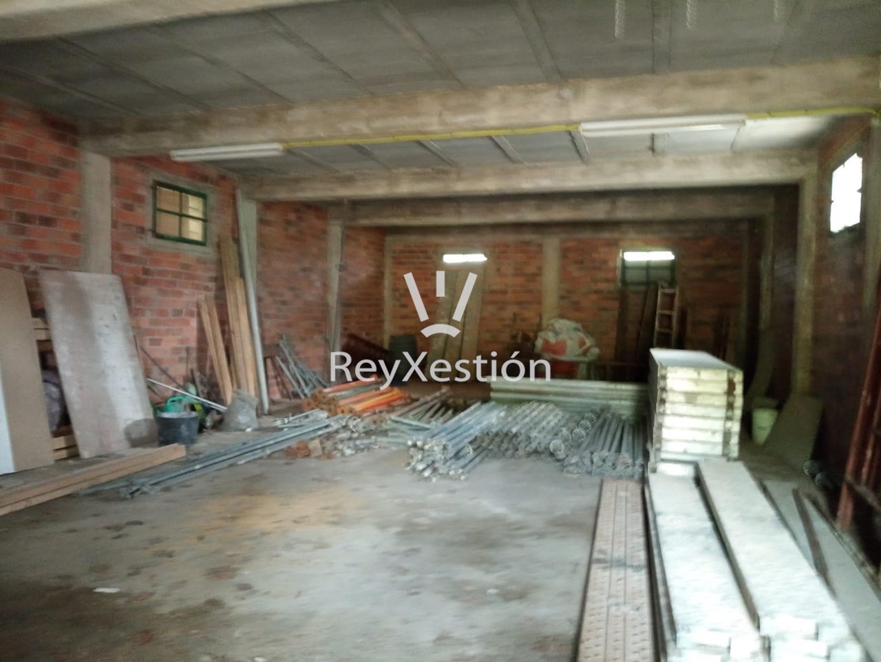 Foto 4 CASA UNIFAMILIAR DE PIEDRA PARA REHABILITAR - CON TERRENO Y DOS NAVES EN LAVACOLLA