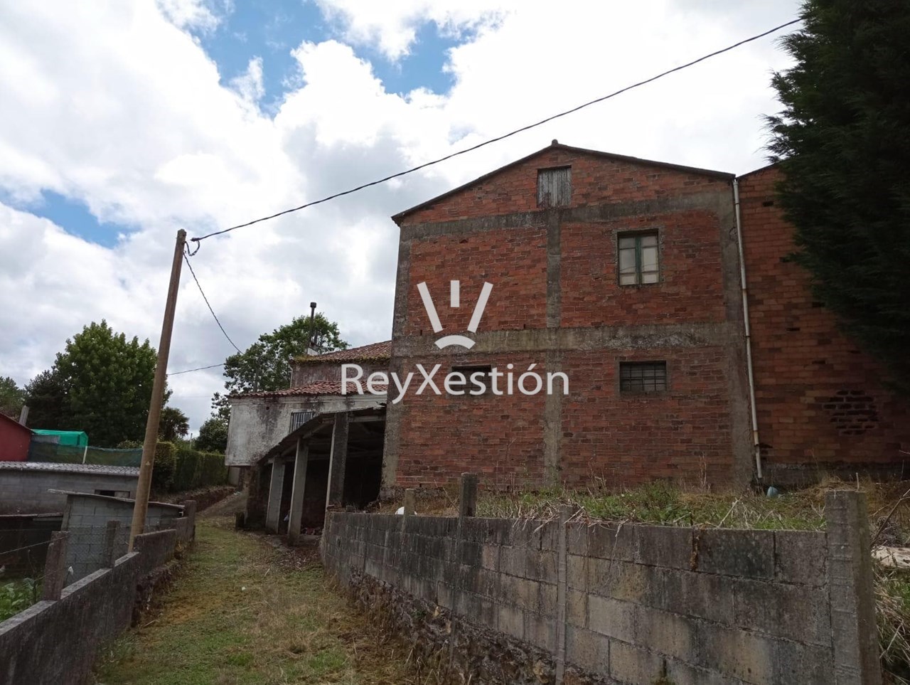 Foto 5 CASA UNIFAMILIAR DE PIEDRA PARA REHABILITAR - CON TERRENO Y DOS NAVES EN LAVACOLLA