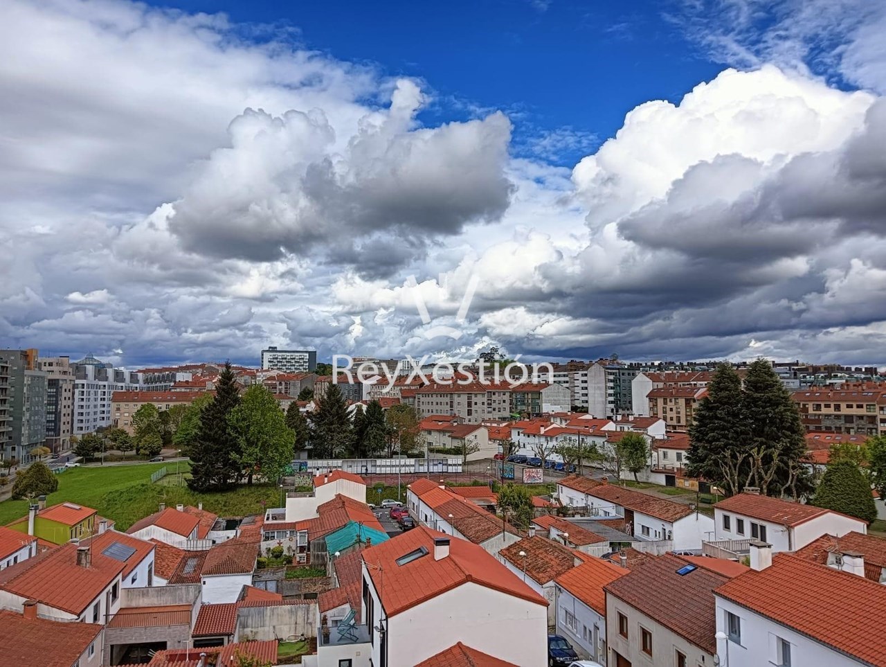 Foto 1 SE ALQUILA ATICO EN ZONA HOSPITAL CLÍNICO - SANTIAGO DE COMPOSTELA