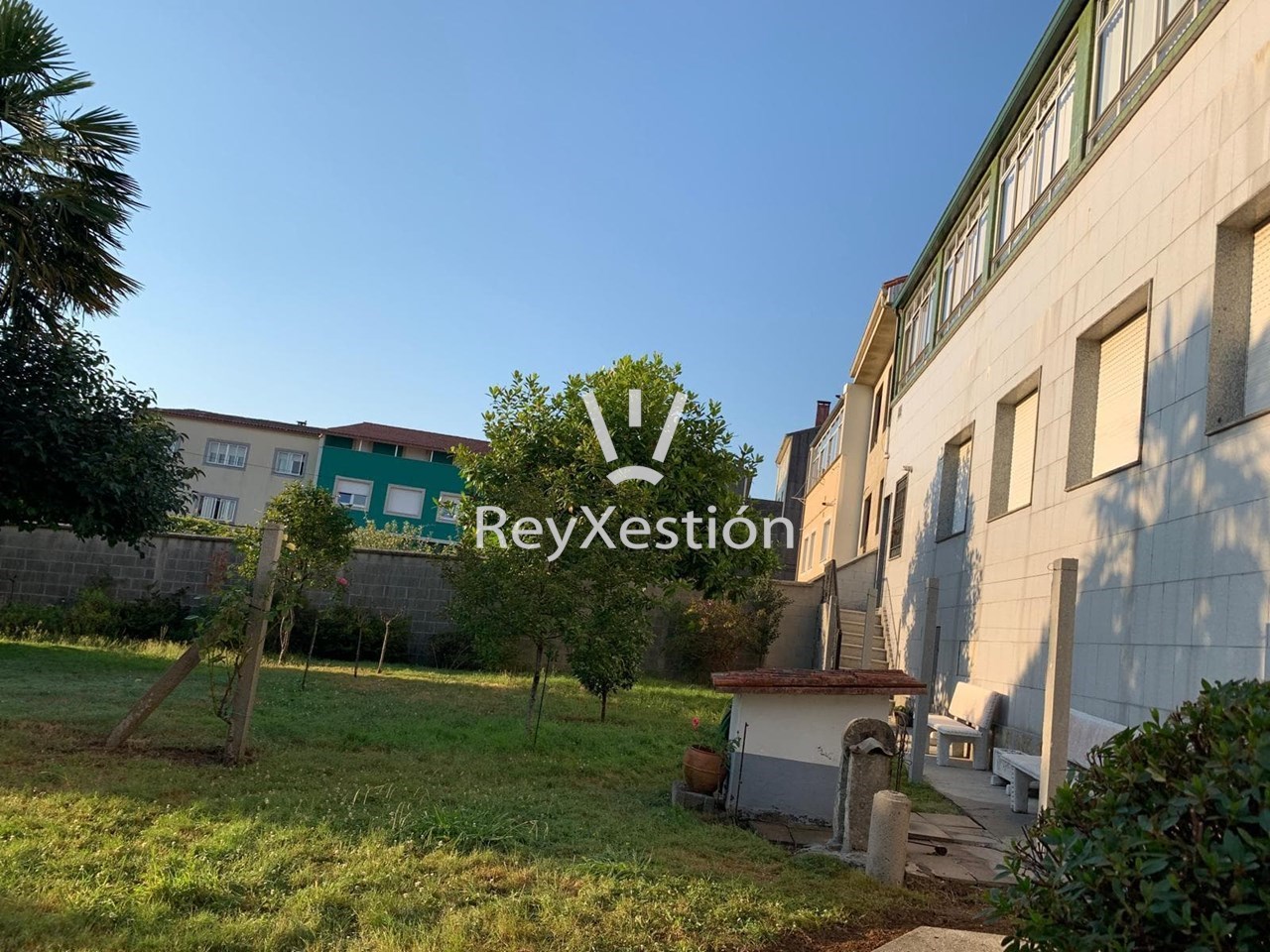 Foto 1 Véndese Casa Unifamiliar (garaxe + xardín),  Zona Norte de Santiago