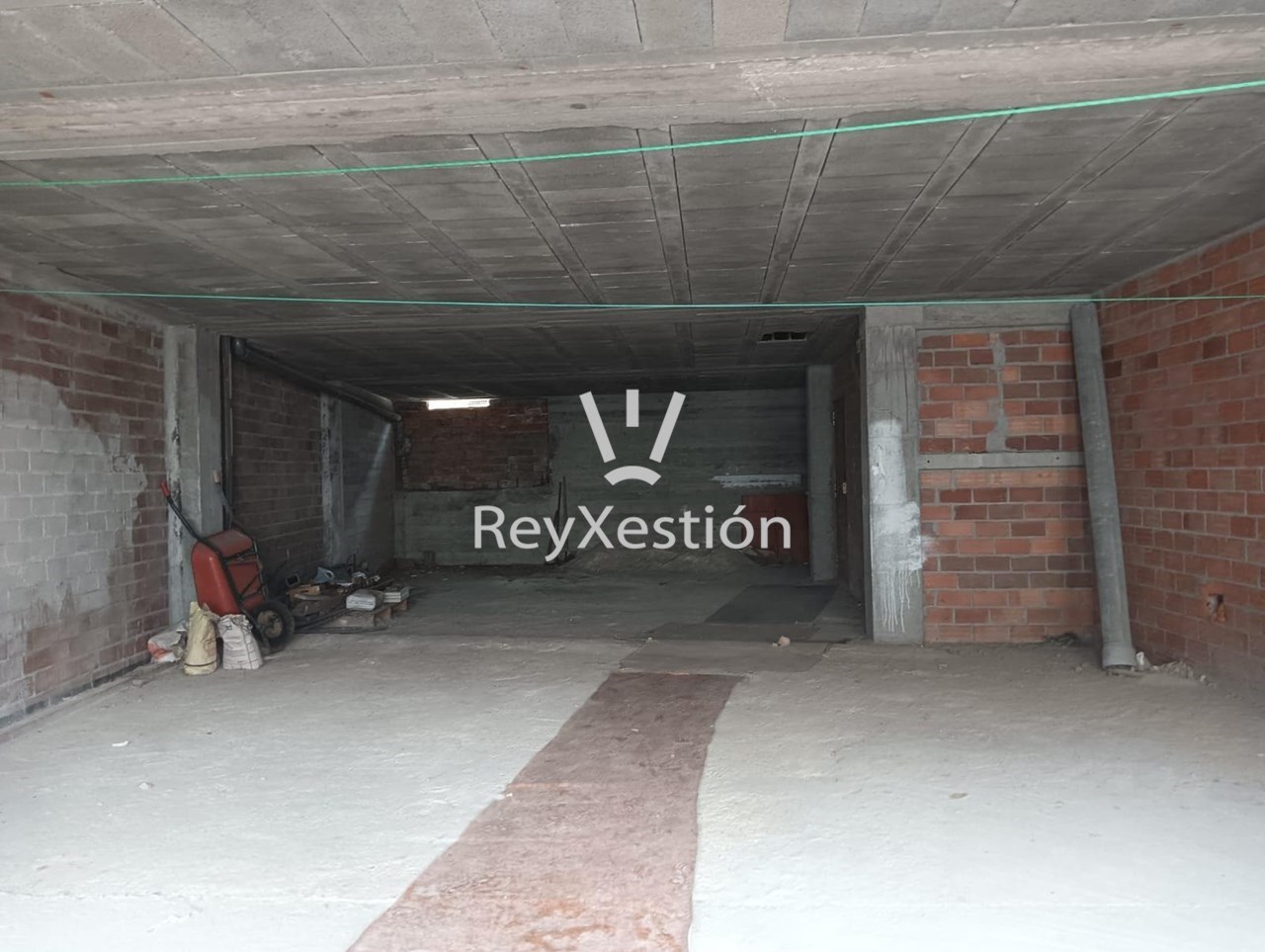 Foto 2 Véndese LOCAL (-1) para uso VIVENDA (con Terrraza e Garaxe)