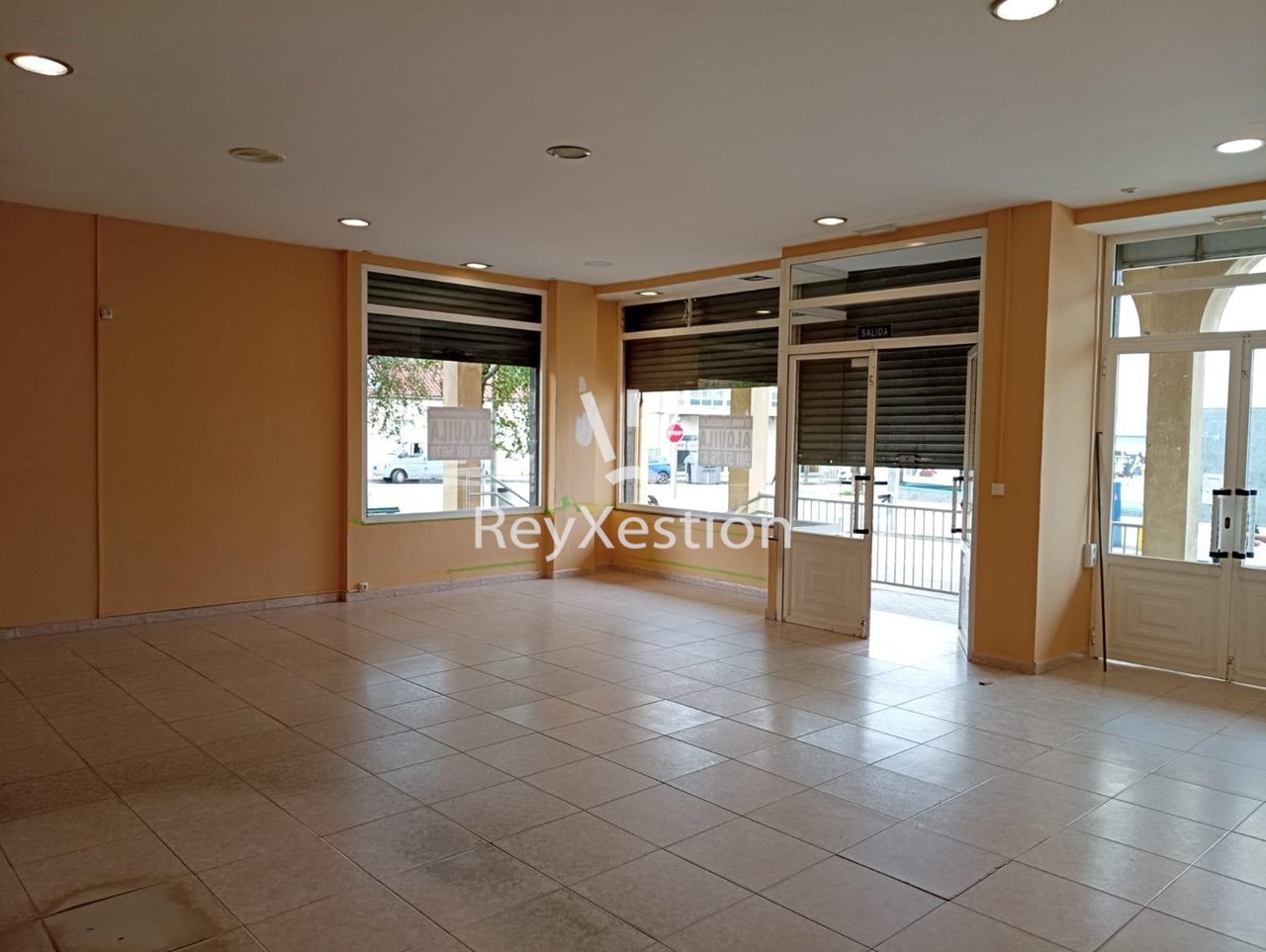 Foto 3 Véndese LOCAL COMERCIAL na rúa Santa Comba, Campus Norte. Santiago de Compostela.