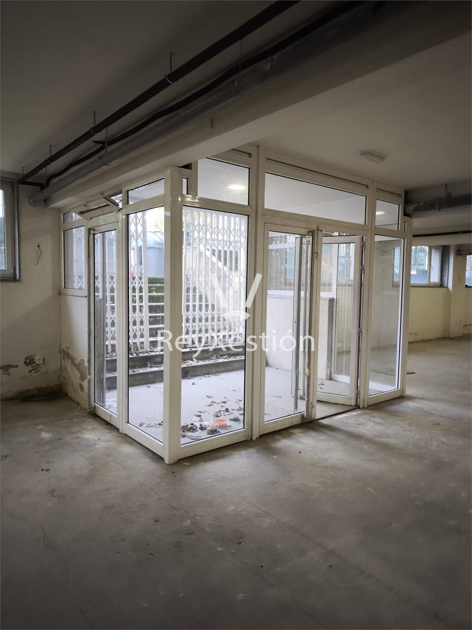 Foto 4 Véndese LOCAL SEMISÓTANO, en Rúa Pelamios, Campus Norte, Santiago. 